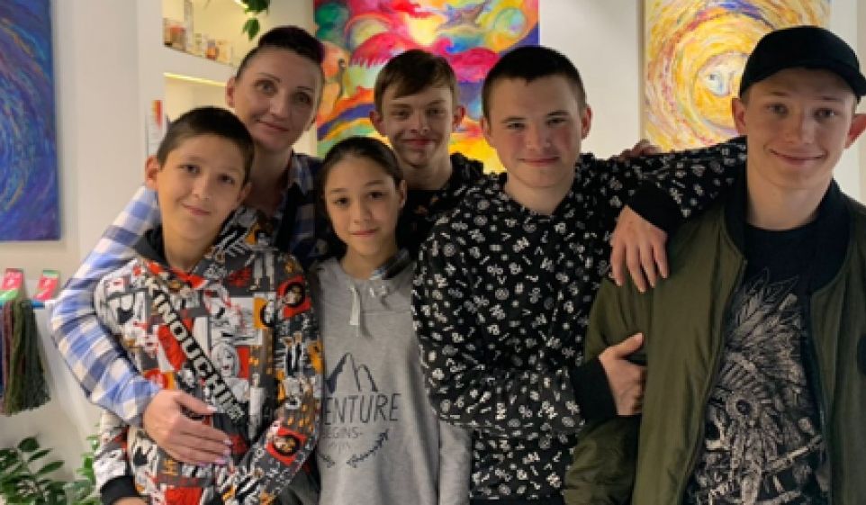 Улыбающиеся подростки в музее